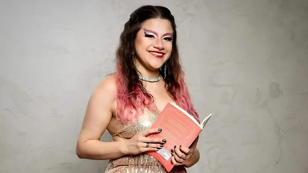 Victoria Guimarães lança romance drag na Poc Con 2026